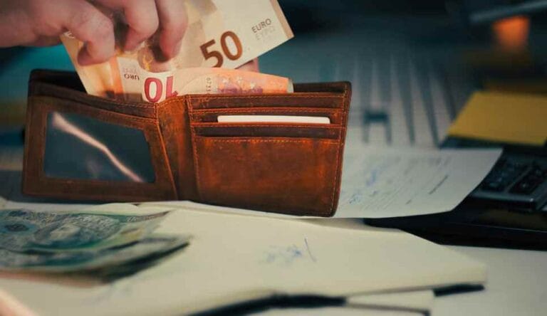 Comment calculer et verser un acompte sur salaire
