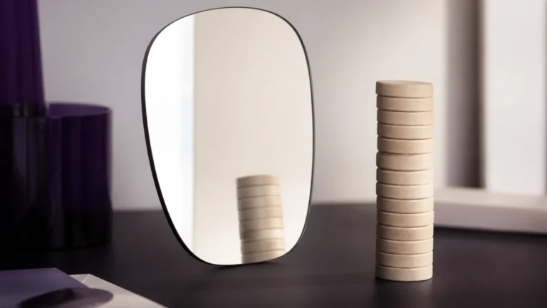 Pile de jetons devant un miroir incliné qui en renvoie une image plus courte