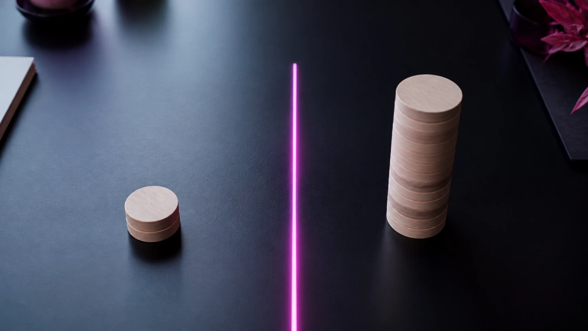 Deux tas de jetons de volumes très différents séparés par une ligne de lumière