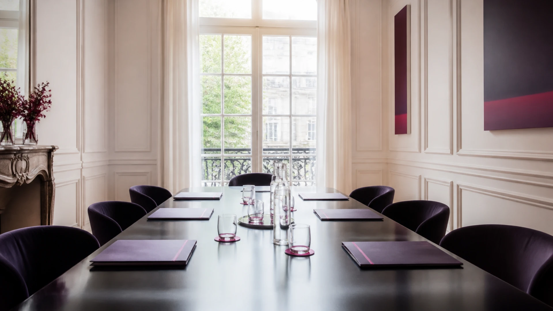 Salle de réunion haussmannienne préparée pour un comité d’investisseurs, dossiers disposés devant chaque place