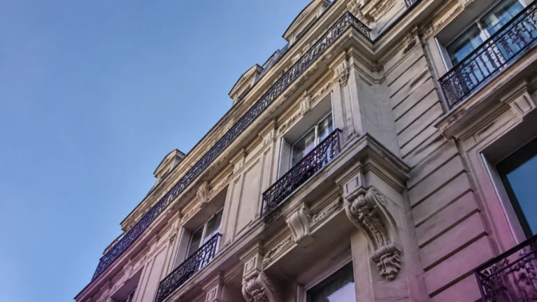 Façade d'immeuble haussmannien en pierre de taille vue en contre-plongée