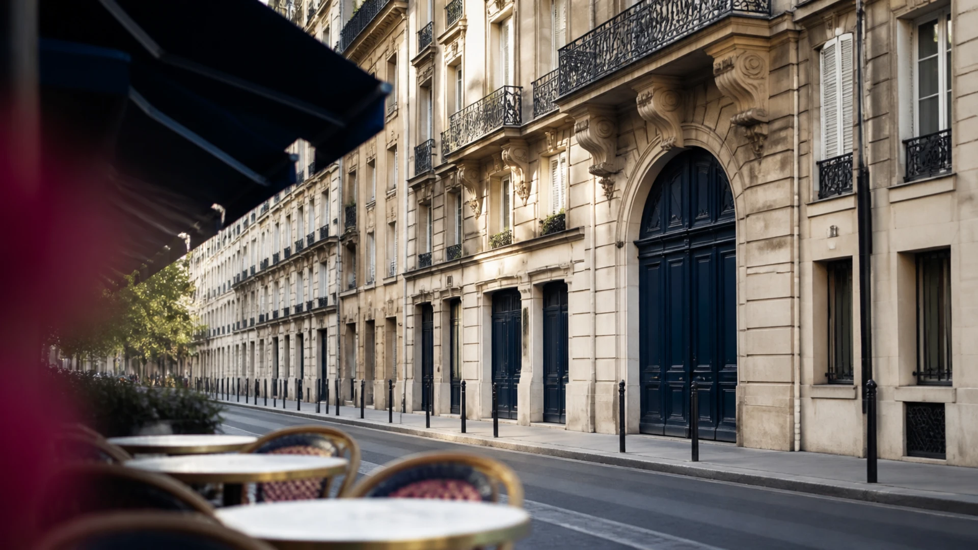 Rue du 17e arrondissement de Paris avec façades haussmanniennes et balcons en fer forgé
