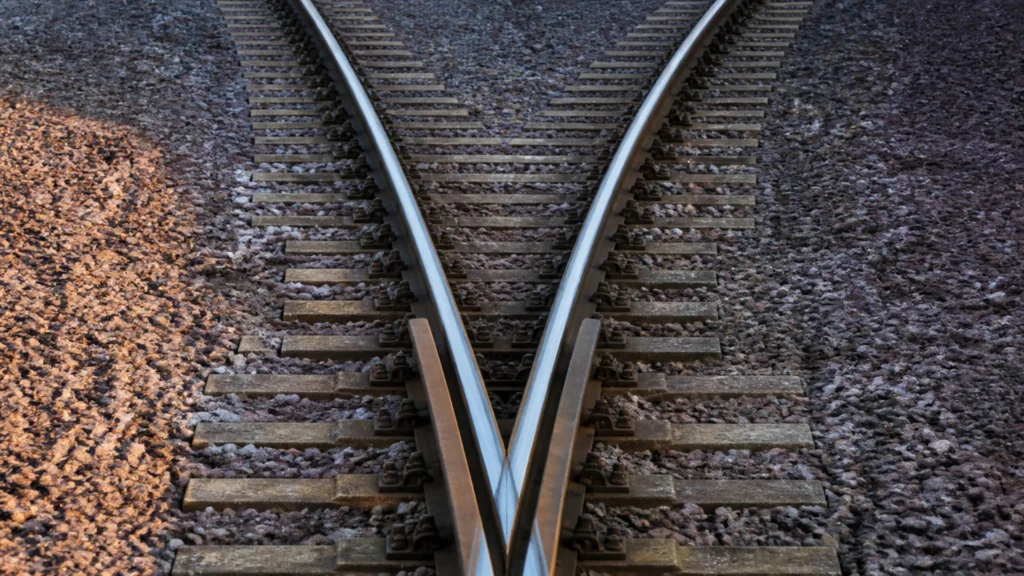 Aiguillage ferroviaire où deux voies divergent à partir d'un même tronc