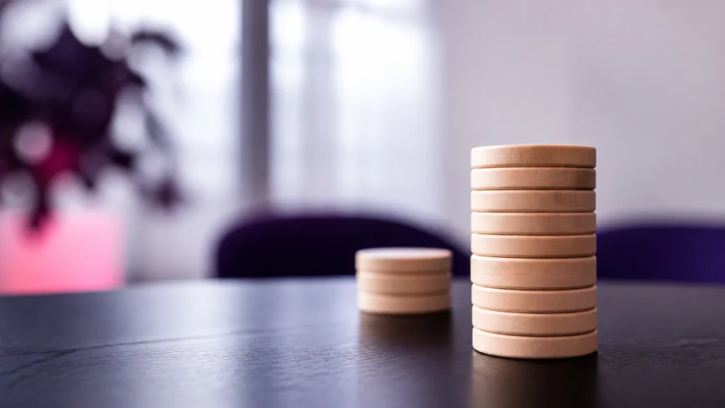 Pile de jetons au premier plan et pile plus courte en retrait dans la profondeur de champ