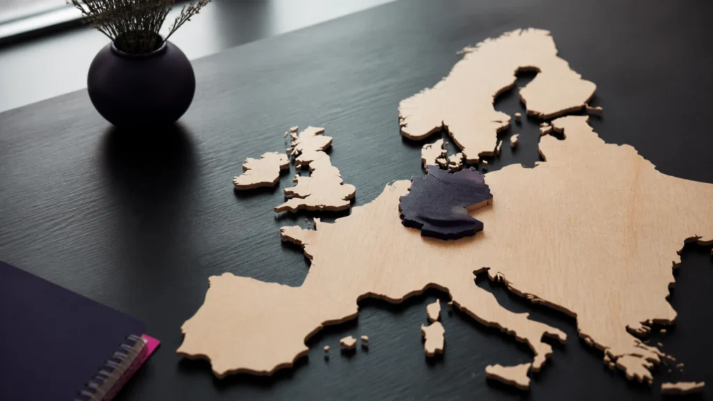 Carte d'Europe en bois découpé posée à plat, une pièce légèrement surélevée