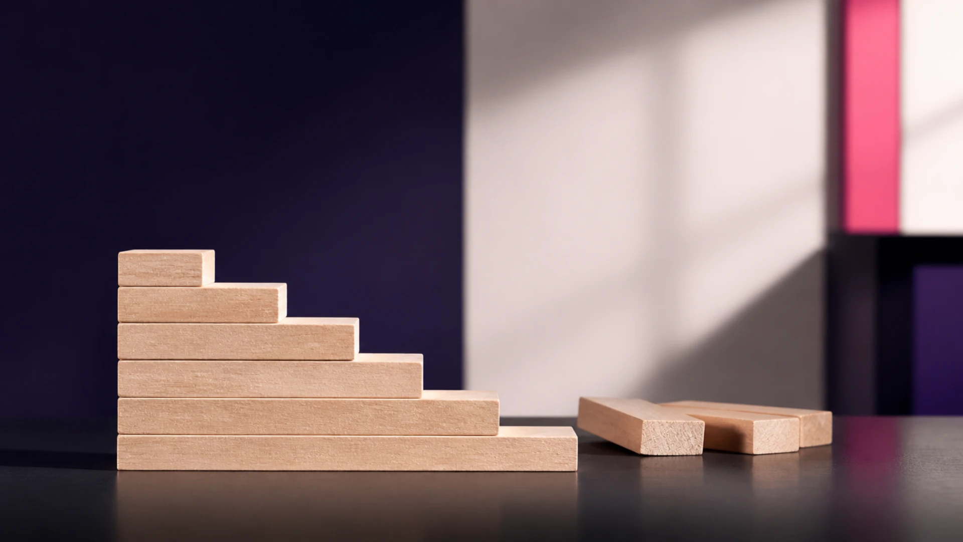 Escalier de blocs dont plusieurs marches supérieures ont été retirées et posées à côté