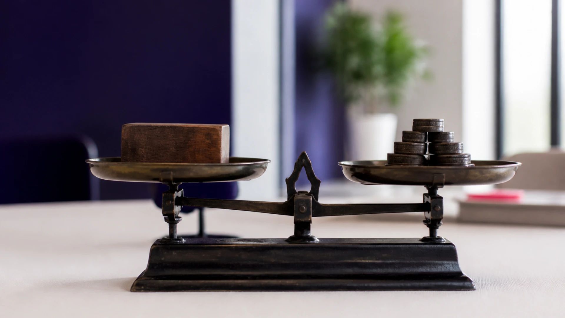 Balance ancienne en équilibre entre un bloc massif et une pile de jetons ajustée