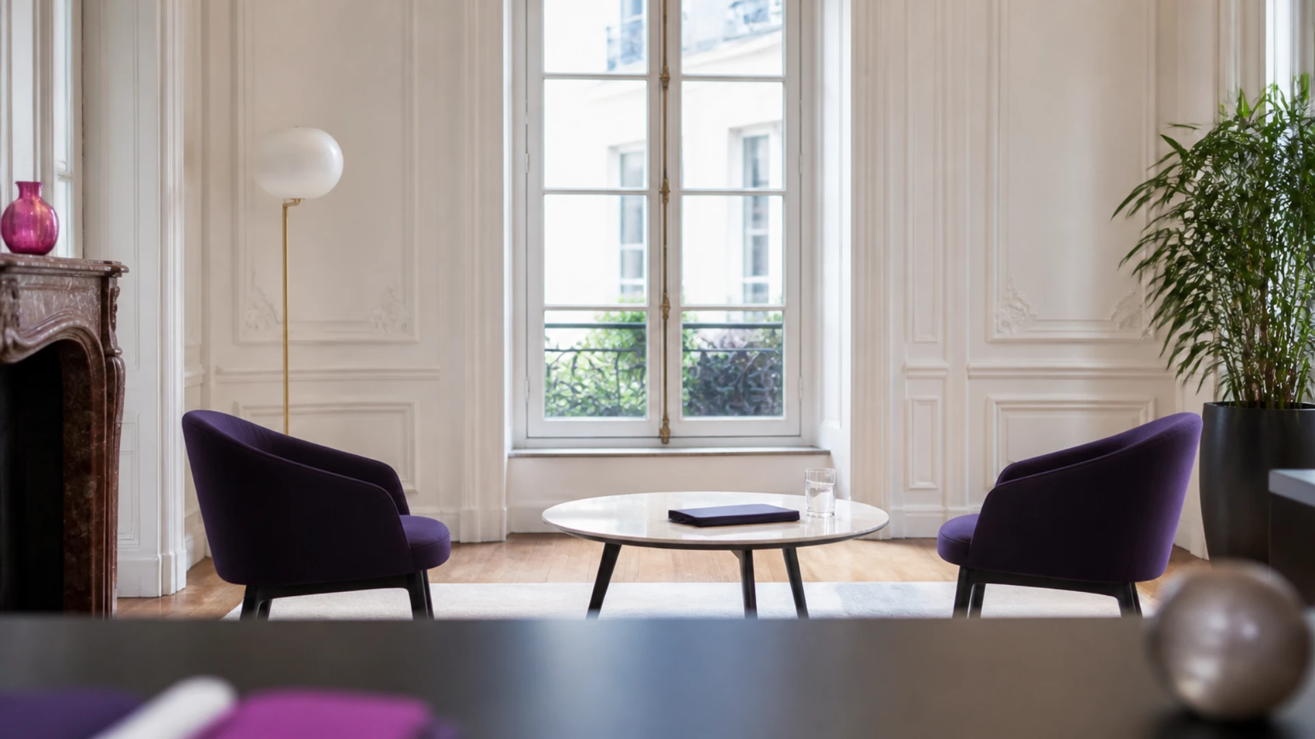 Bureau préparé pour un entretien de recrutement dans un cabinet parisien haussmannien