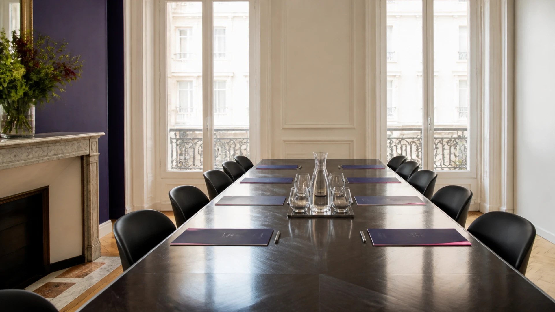 Salle de conseil haussmannienne préparée pour une assemblée d’approbation des comptes