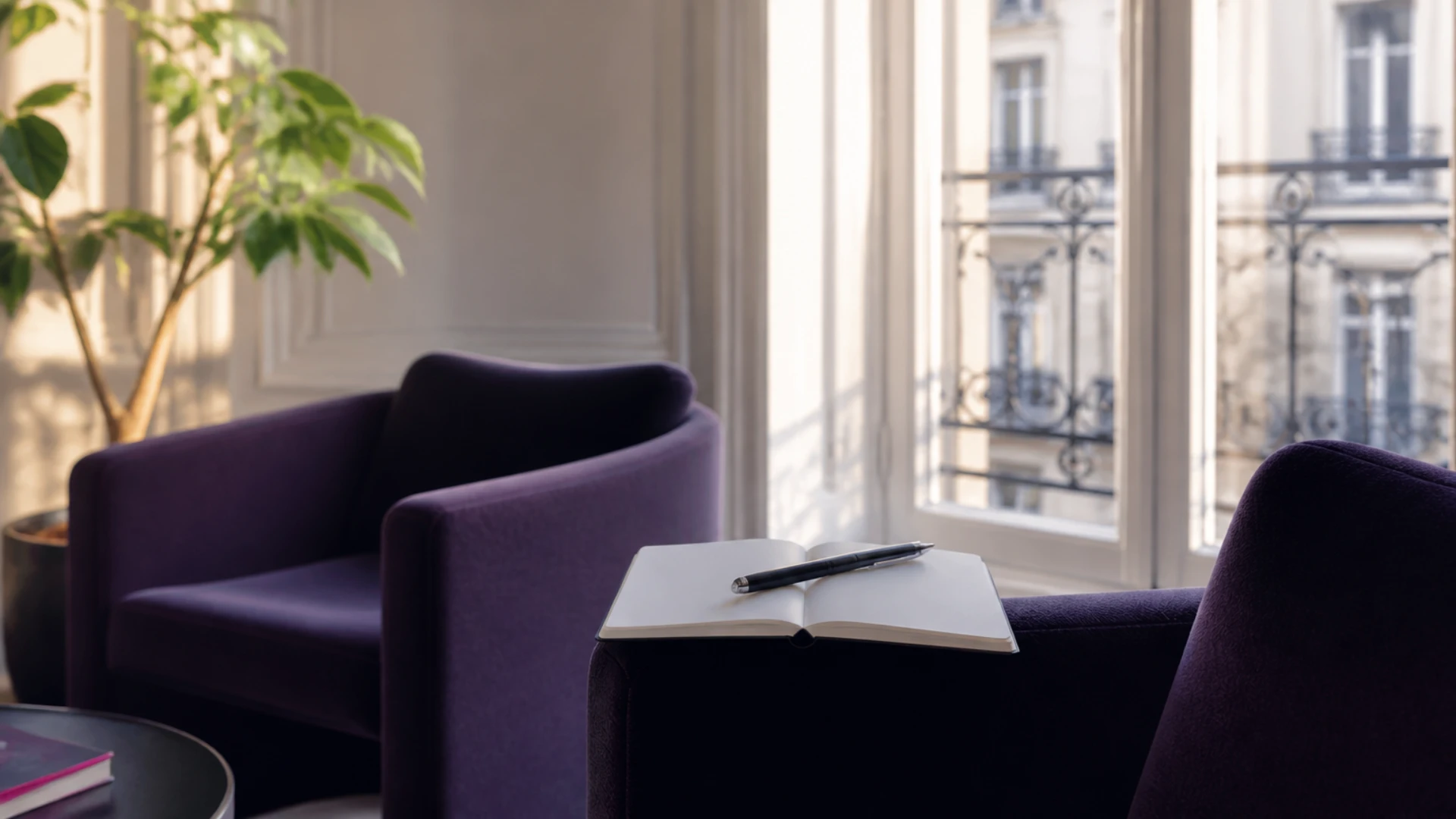 Deux fauteuils installés en angle près d’une fenêtre haussmannienne pour une séance de coaching de dirigeant