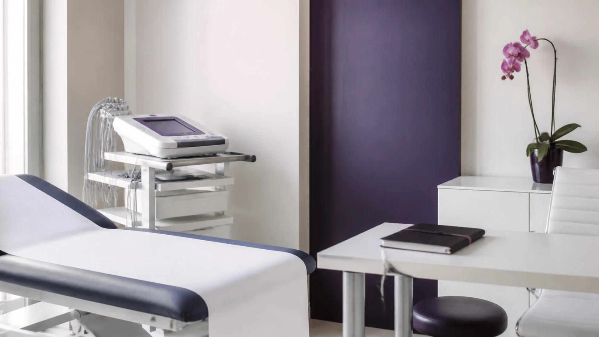Cabinet de cardiologie avec électrocardiographe rangé et table d’examen préparée