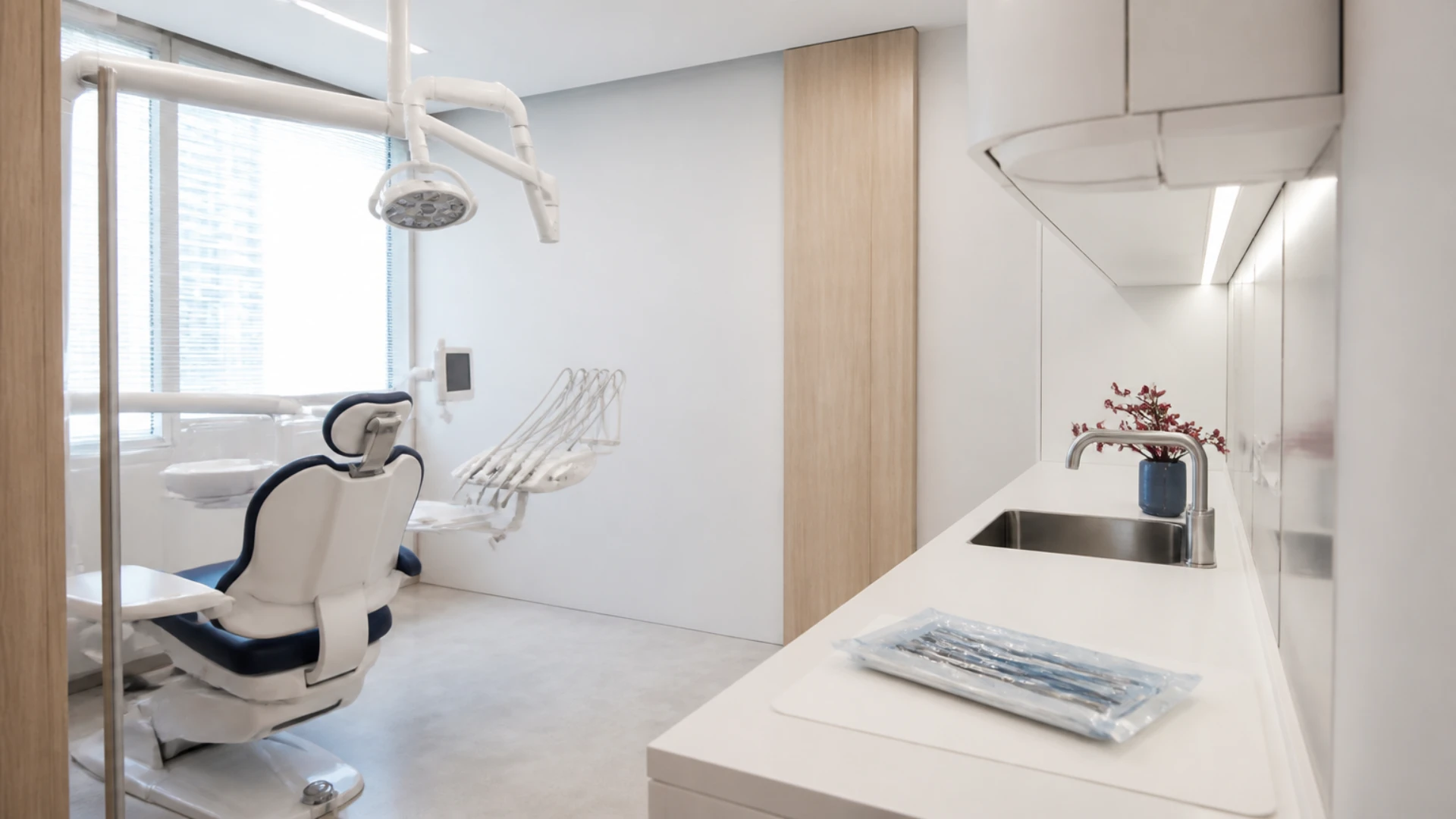 Cabinet dentaire désert avec fauteuil de soins et plan de travail blanc