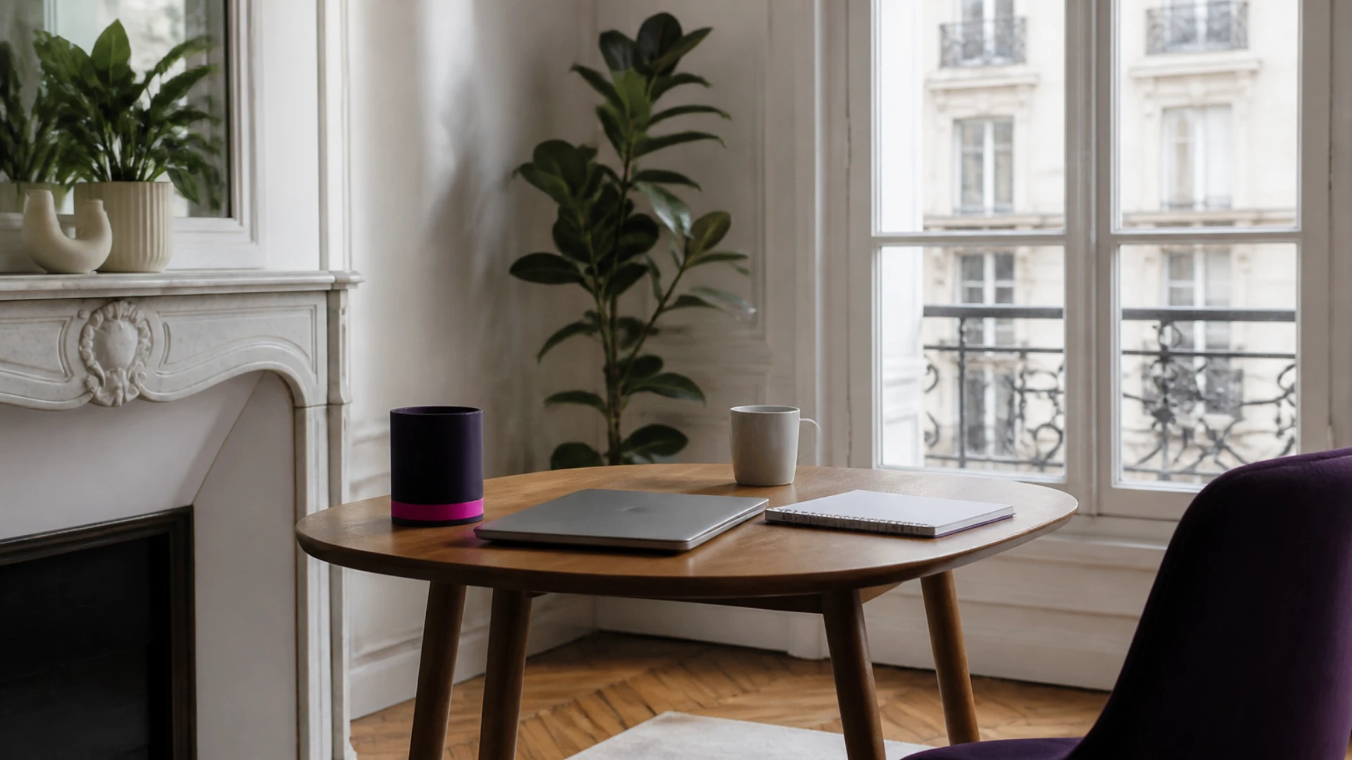 Poste de travail d’un indépendant installé devant une fenêtre haussmannienne parisienne