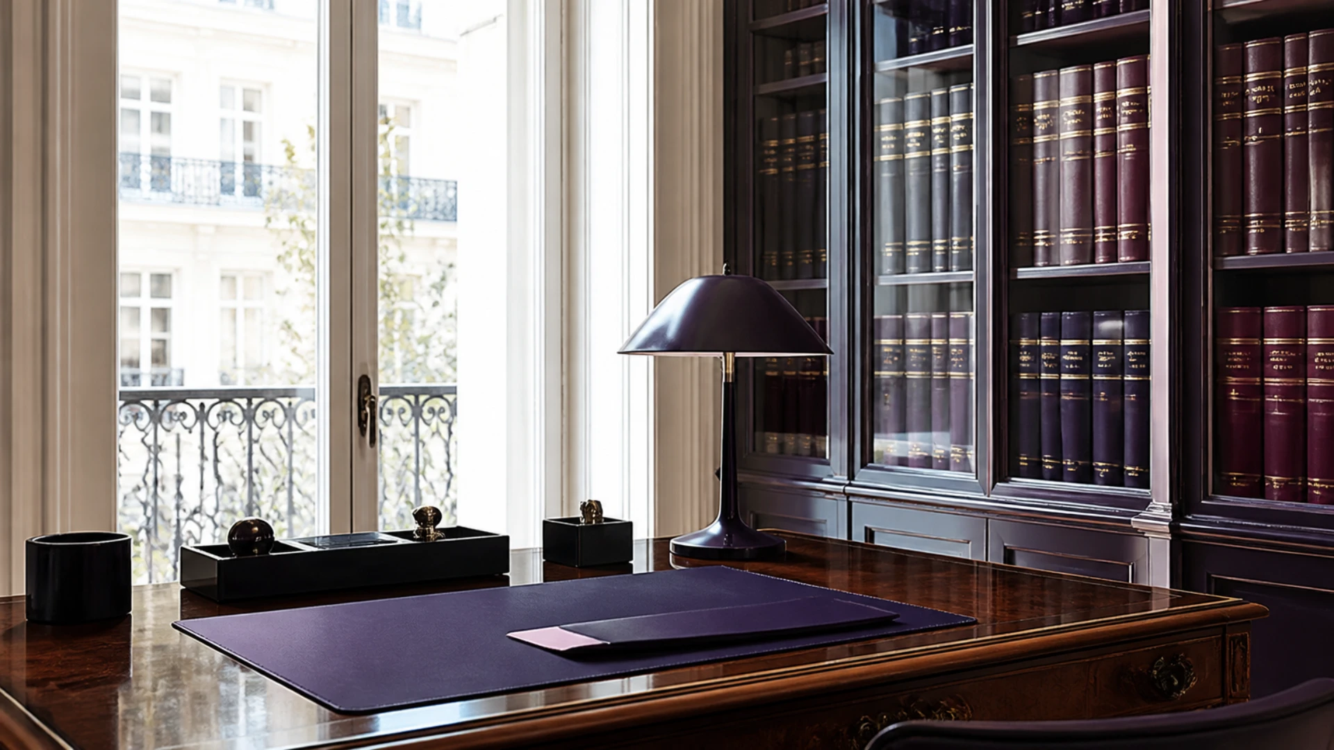Bureau d’une étude notariale parisienne avec registres reliés et sous-main de cuir