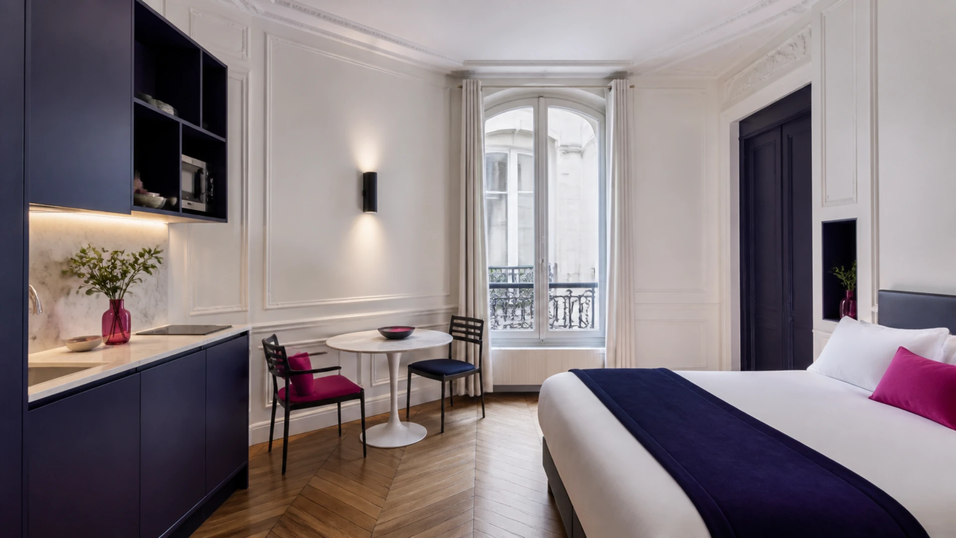 Studio meublé prêt à louer dans un immeuble haussmannien avec parquet ancien et moulures
