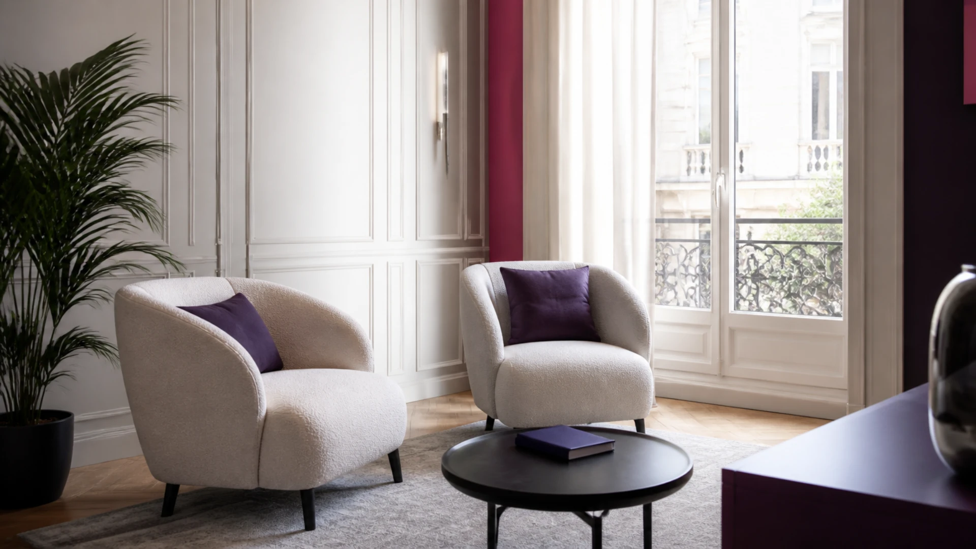Espace de consultation avec deux fauteuils en angle et plante verte, pour un coach en développement personnel