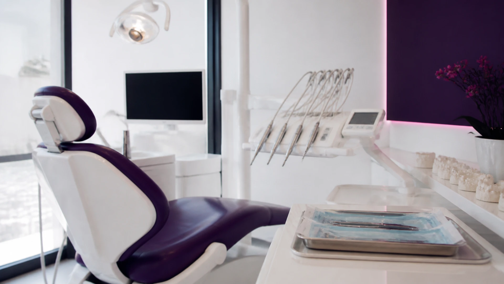 Cabinet d’orthodontie avec fauteuil de soins, plateau stérilisé et moulages alignés