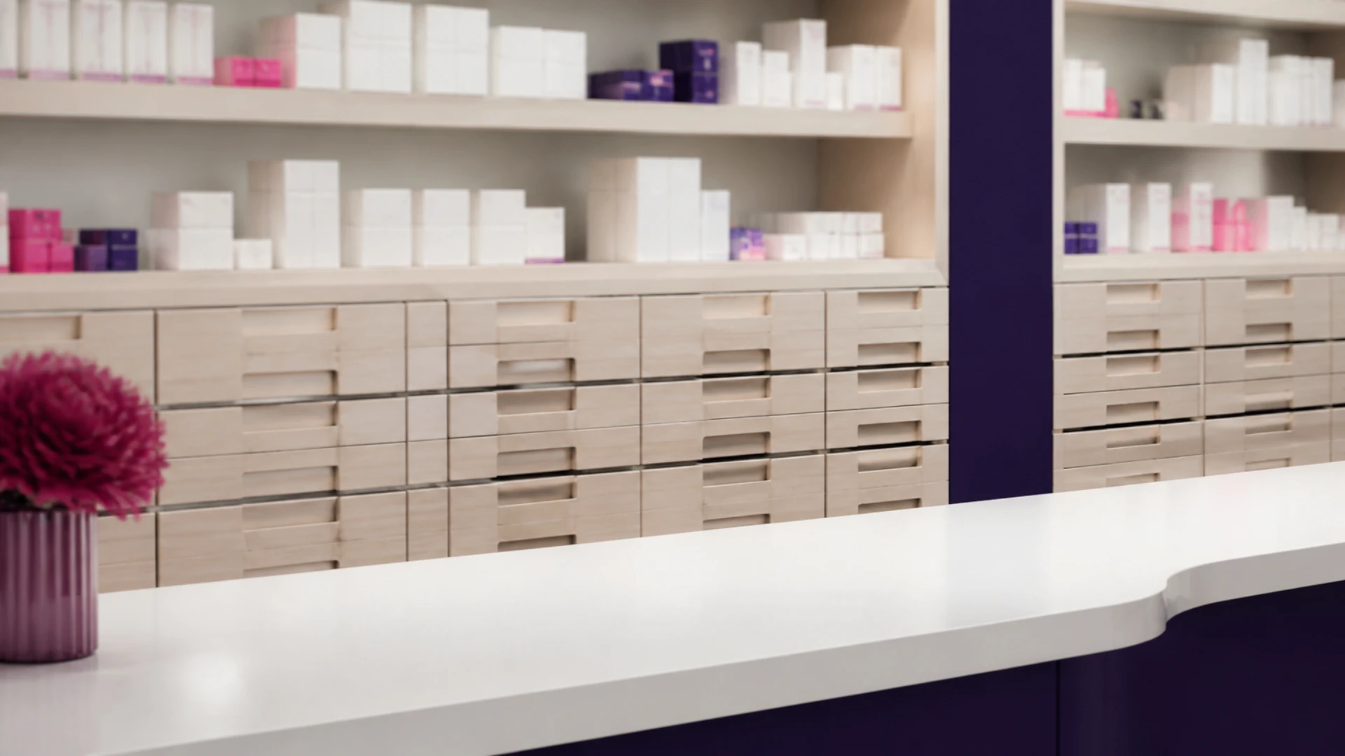 Arrière-comptoir d’une pharmacie d’officine avec tiroirs de rangement et boîtes neutres alignées