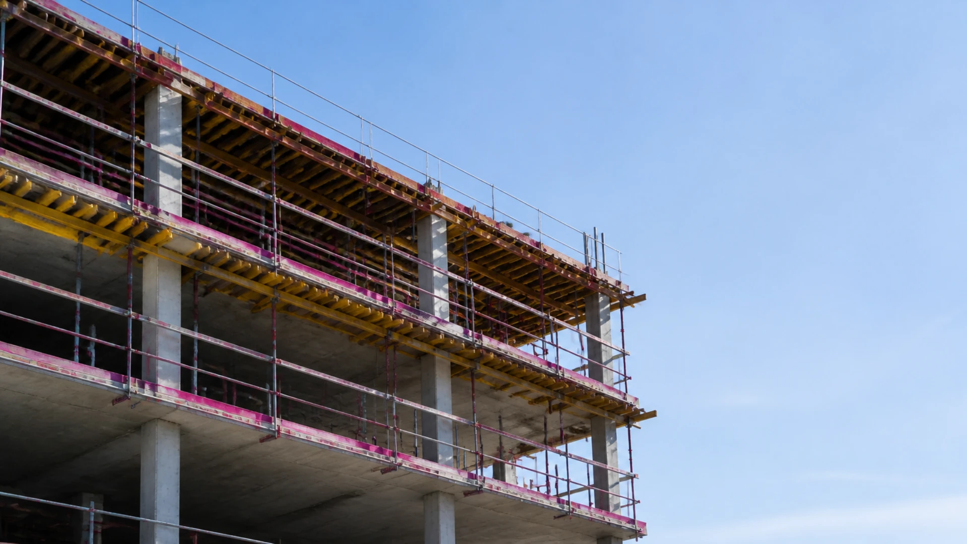 Chantier de gros œuvre dont l’échafaudage est monté sur trois niveaux bien distincts