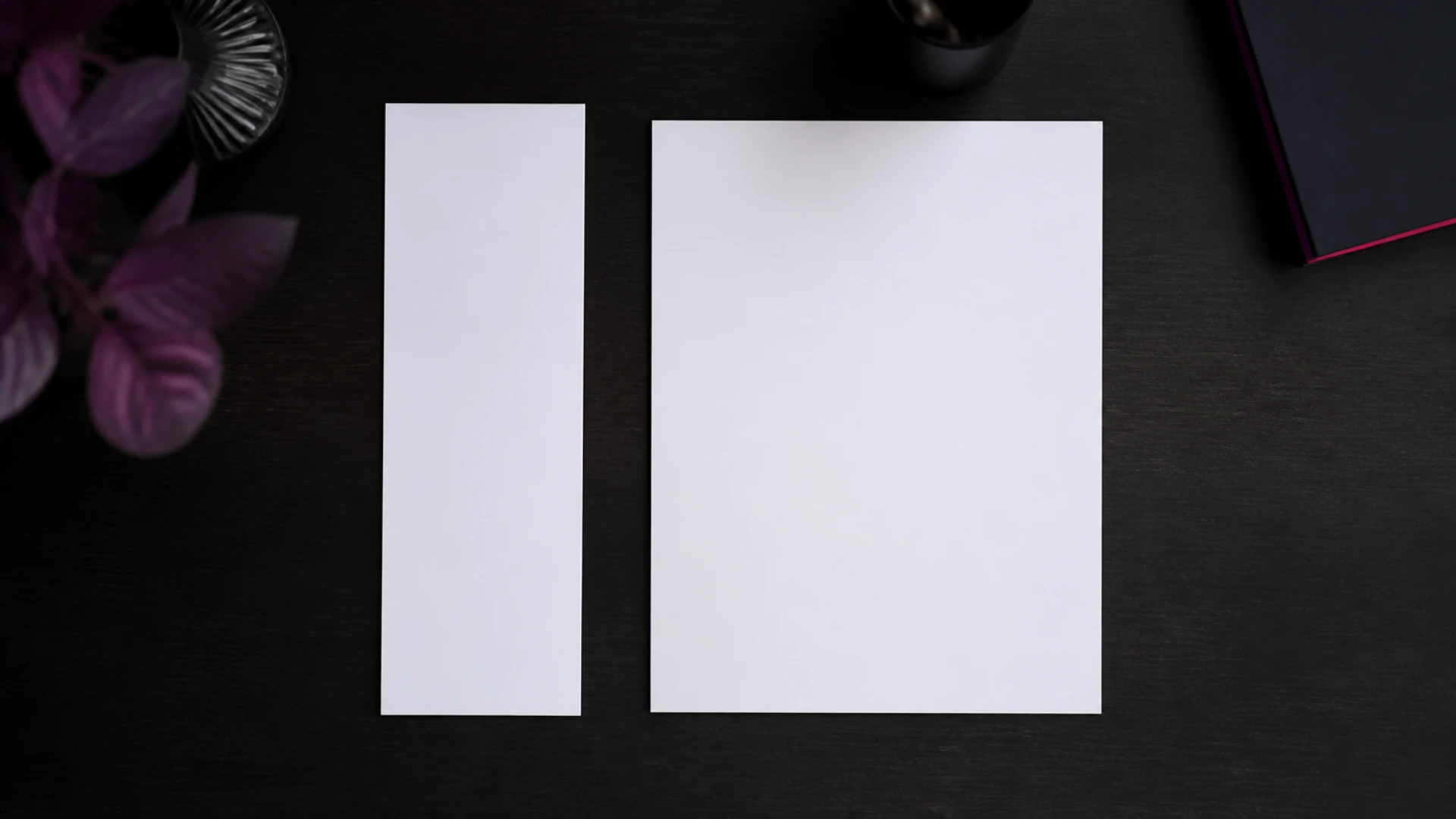 Deux papiers de formats très différents posés côte à côte, tous deux vierges