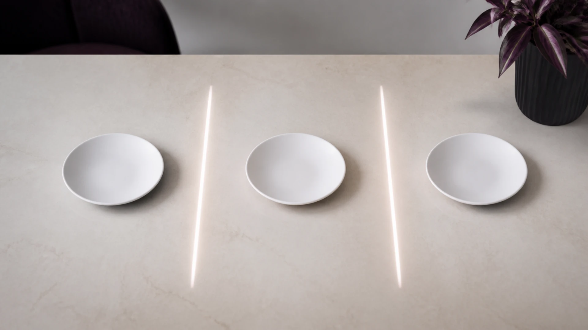 Trois assiettes vides alignées séparées par deux lignes de lumière figurant des seuils