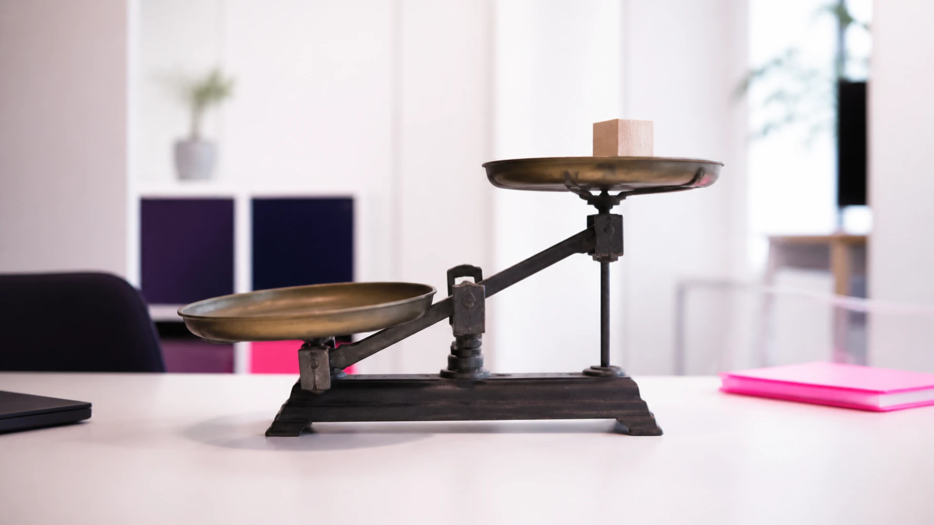 Balance déséquilibrée dont l’écart est comblé par un petit bloc posé sur le plateau haut