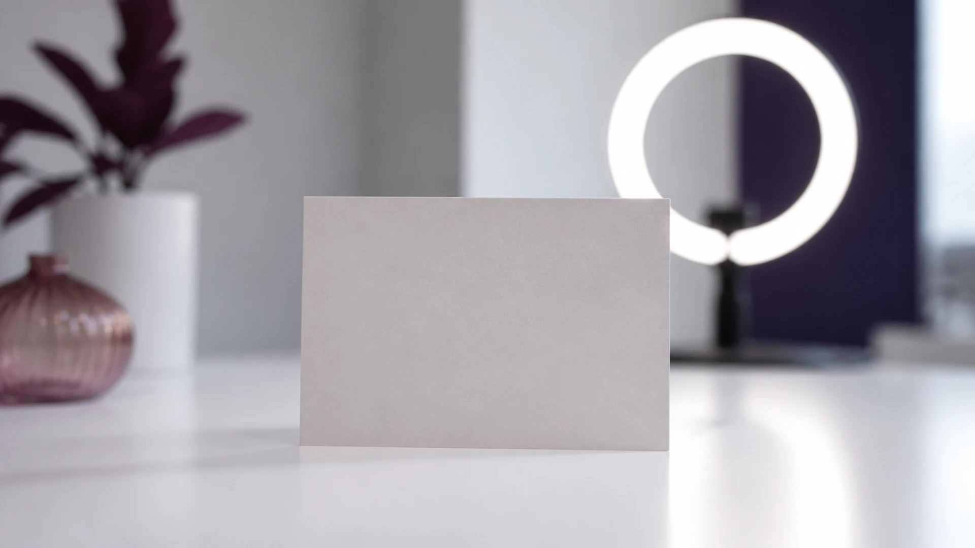 Panneau de carton vierge posé devant un anneau lumineux, évoquant une mention obligatoire
