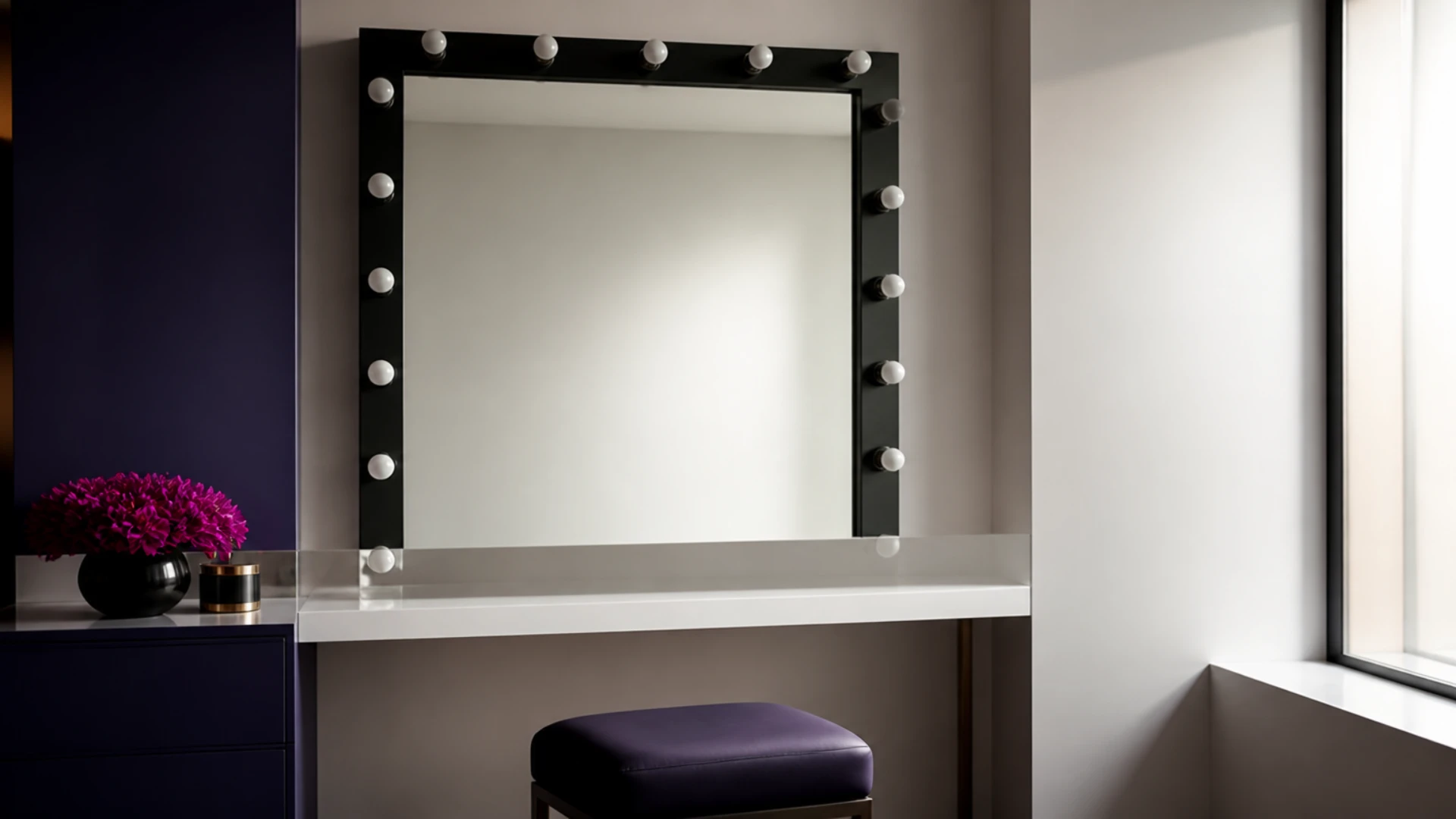 Miroir de loge aux ampoules éteintes ne reflétant qu’un mur clair et vide