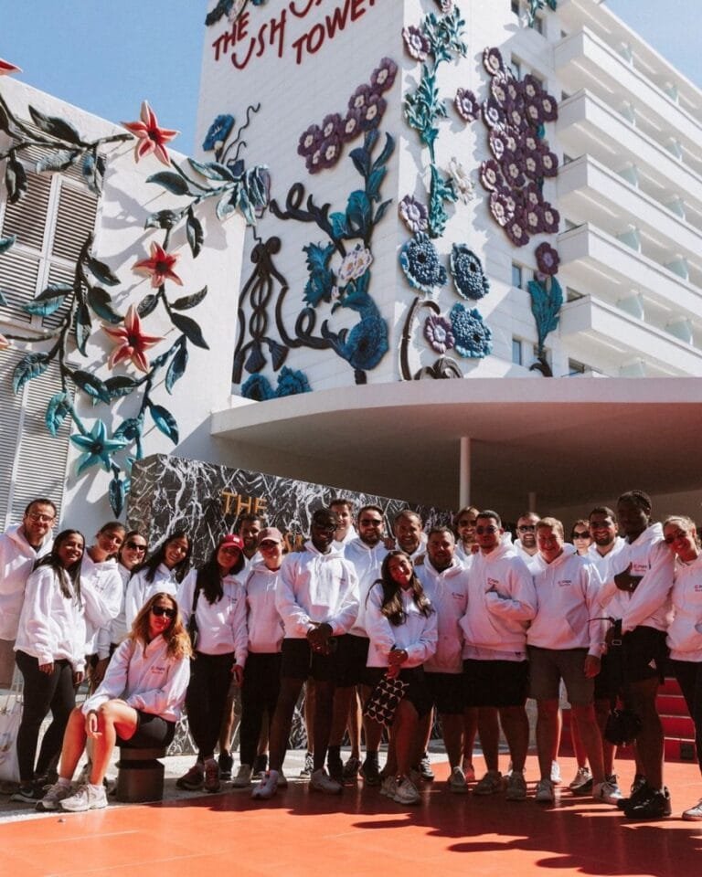 L’équipe du cabinet Myne réunie devant l’hôtel Ushuaïa lors de son séminaire à Ibiza, en août 2026