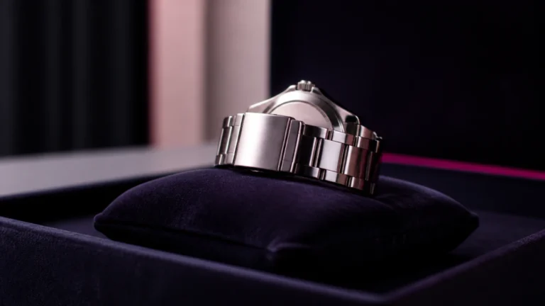 Montre haut de gamme posée sur un coussin de velours, cadran non lisible