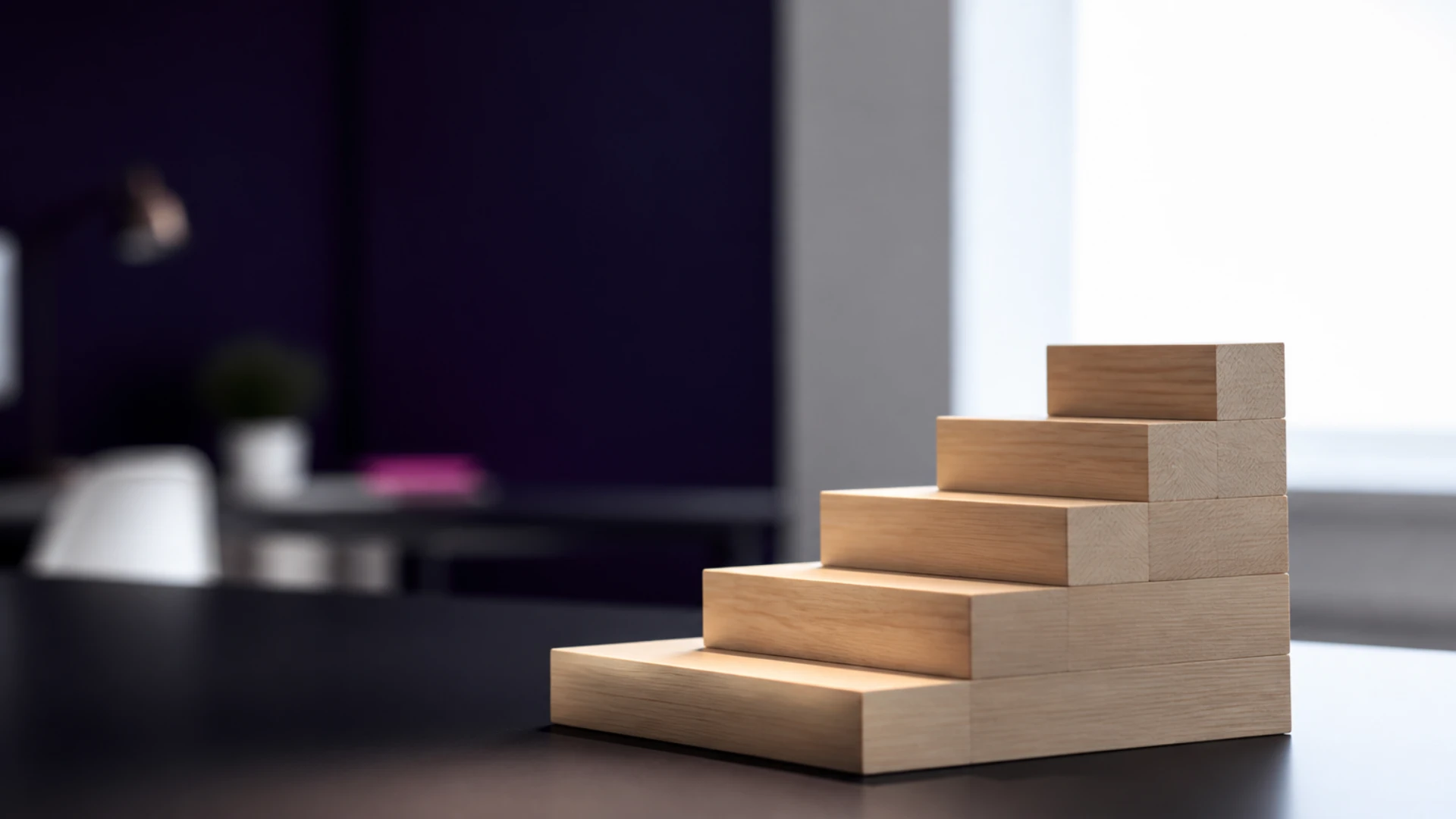 Blocs de bois disposés en escalier ascendant aux marches de profondeurs croissantes