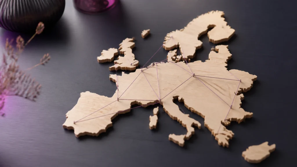 Carte d'Europe en bois découpé dont les pièces sont reliées par de fins cordons